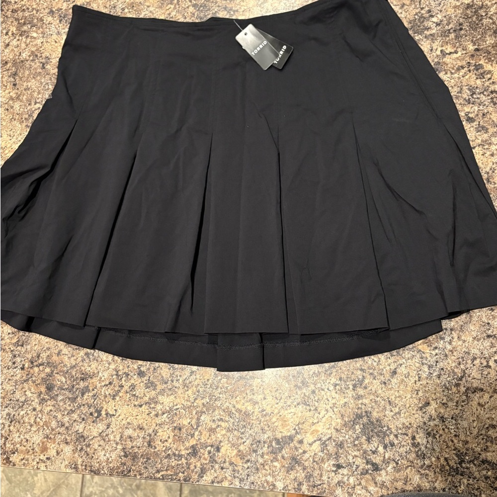 NWT Torrid Black Pleated mini Skirt - size 20